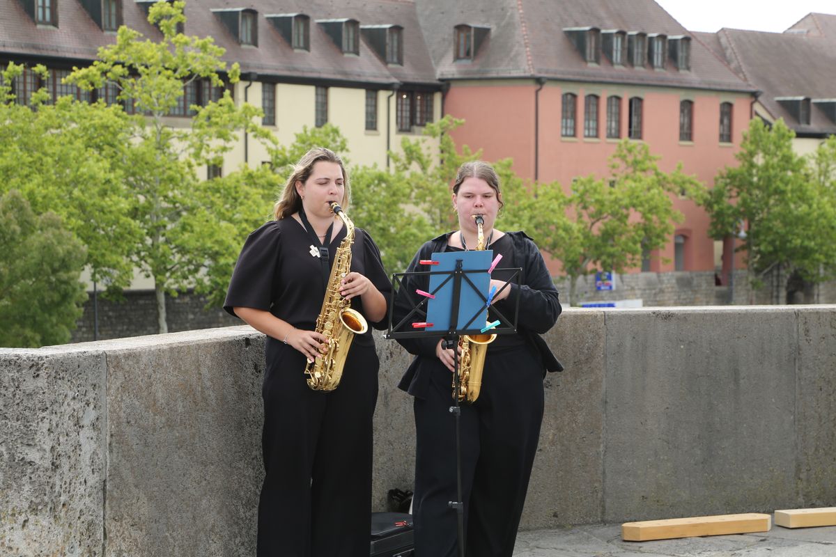 Rund 900 Kindergartenkinder haben am Freitag, 11. Juli, einen Gottesdienst mit Bischof Dr. Franz Jung in der Kirche Sankt Burkard gefeiert. Im Anschluss zogen sie über die Alte Mainbrücke in den Kiliansdom. 