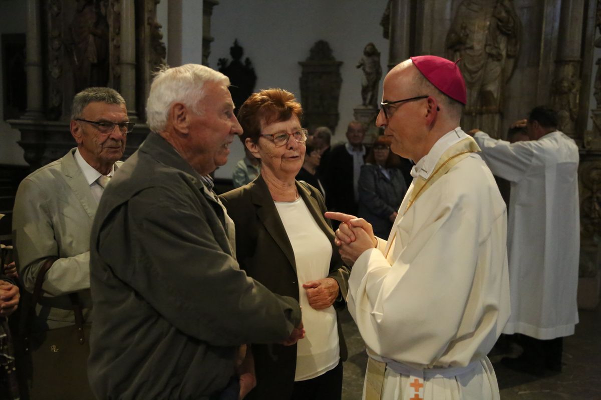 Bischof Dr. Franz Jung hat am Donnerstagnachmittag, 4. Juli, mit etwa 320 Paaren im Kiliansdom ihr goldenes oder diamantenes Ehejubiläum gefeiert.