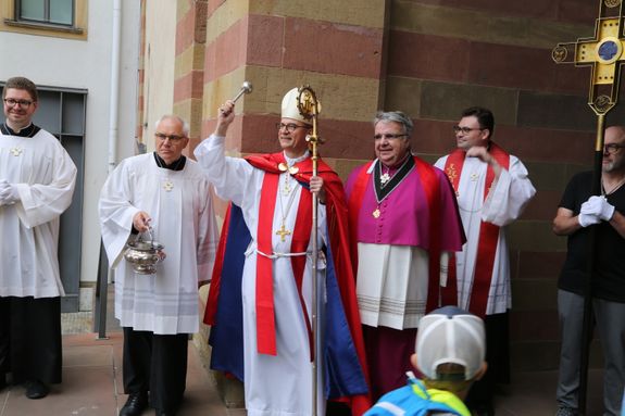 Rund 900 Kindergartenkinder haben am Freitag, 11. Juli, einen Gottesdienst mit Bischof Dr. Franz Jung in der Kirche Sankt Burkard gefeiert. Im Anschluss zogen sie über die Alte Mainbrücke in den Kiliansdom. 