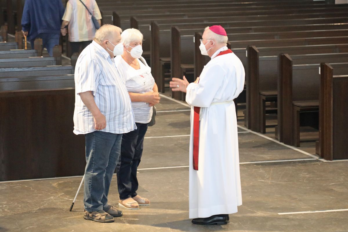 2621/0625 Gottesdienst für Ehejubilare mit Weihbischof Ulrich Boom am 29. Juni 2021_28091 Weihbischof Ulrich Boom feierte am Dienstagnachmittag, 29. Juni, einen Gottesdienst für Ehepaare, die 2020 oder 2021 ihr goldenes, diamantenes oder eisernes Ehejubiläum hatten. Im Anschluss konnten sich die Paare segnen lassen.
