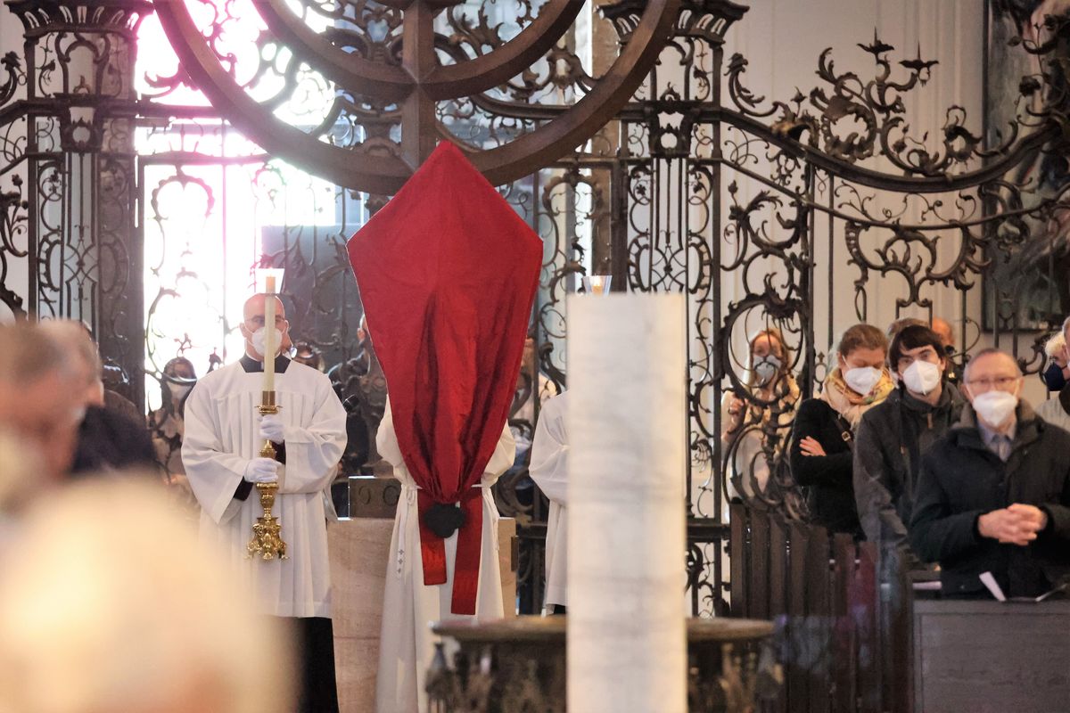 Bischof Dr. Franz Jung hat am Karfreitag, 15. April, die Liturgie vom Leiden und Sterben Jesu im Kiliansdom gefeiert. Bischof Dr. Franz Jung hat am Karfreitag, 15. April, die Liturgie vom Leiden und Sterben Jesu im Kiliansdom gefeiert.