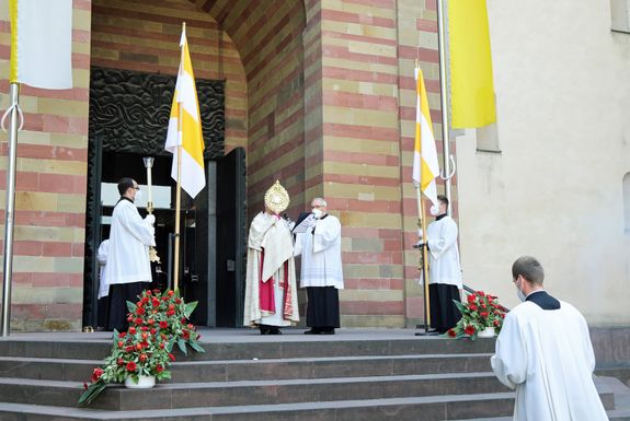 Bischof Dr. Franz Jung feierte am Donnerstag, 3. Juni, den Fronleichnamsgottesdienst im Kiliansdom. Bischof Dr. Franz Jung feierte am Donnerstag, 3. Juni, den Fronleichnamsgottesdienst im Kiliansdom.