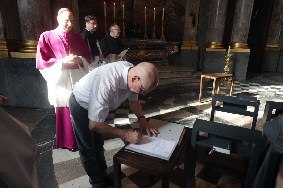 Dr. Matthias Leineweber und Manuel Thomas sind am Dienstag, 1. Juli, im Würzburger Kiliansdom als neue Domvikare eingeführt worden. Im Anschluss unterzeichneten sie sowie Dompropst Reder und die Zeugen Domvikar Paul Weismantel und Domvikar Professor Dr. Petro Müller die Dokumente. 