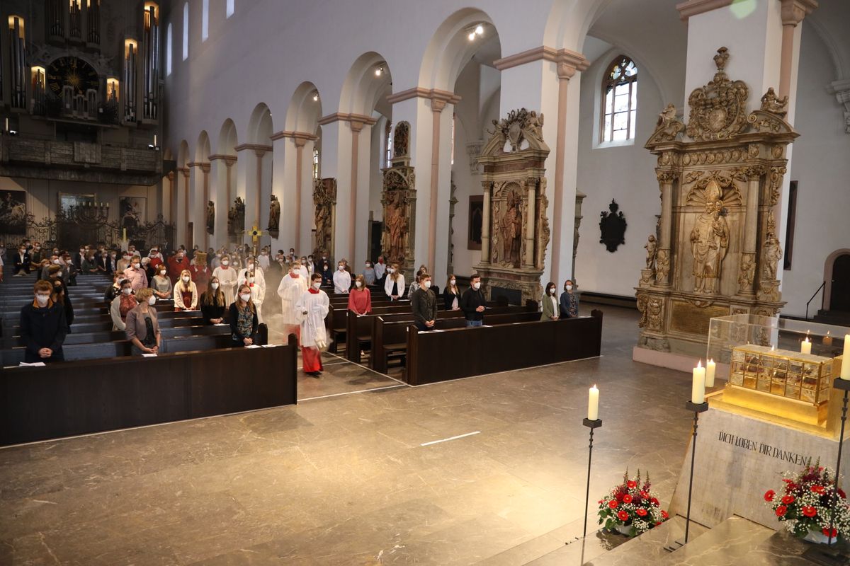 Weihbischof Ulrich Boom hat im Auftrag von Bischof Dr. Franz Jung 33 Frauen und sieben Männern am Freitagabend, 9. Juli, im Kiliansdom die Missio canonica verliehen.