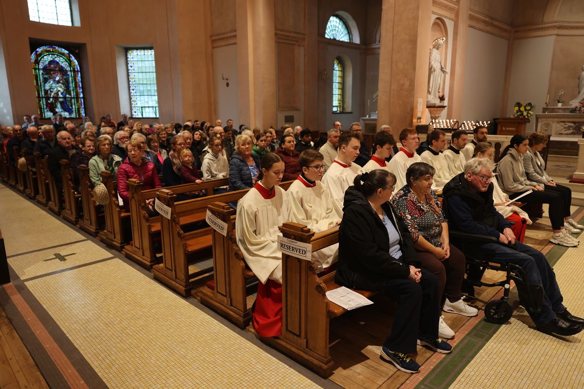 Bischof Dr. Franz Jung feierte am Sonntag, 6. Oktober, einen Gottesdienst zum Abschluss der Irlandwallfahrt mit den Reliquien der Frankenapostel in der Kathedrale von Cavan. Im Anschluss wurde der Schrein mit den Häuptern der Märtyrer für den Rücktransport nach Würzburg sicher verpackt.