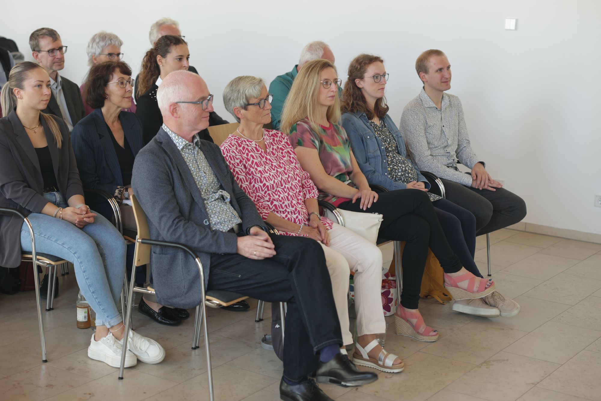 Johannes Simon (vordere Reihe links) an der Seite seiner Familie.
