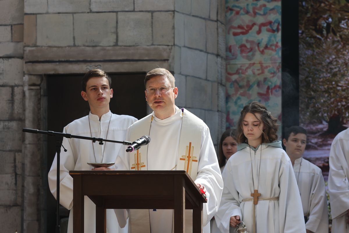Mit einem Gottesdienst auf der Freilichtbühne hat Bischof Dr. Franz Jung die Sömmersdorfer Passionsspiele 2024 eröffnet.  Mit einem Gottesdienst auf der Freilichtbühne hat Bischof Dr. Franz Jung die Sömmersdorfer Passionsspiele 2024 eröffnet.