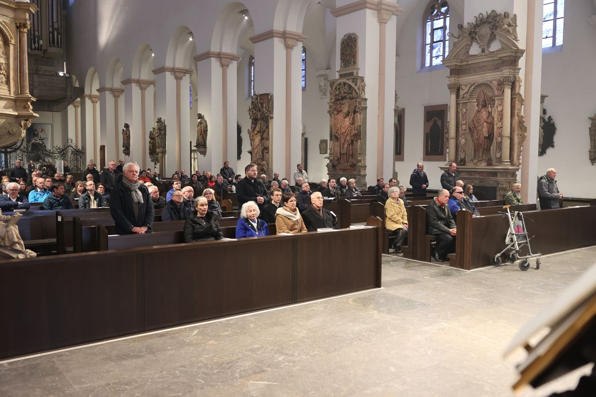 Bischof Dr. Franz Jung hat am Montagabend, 25. März, im Würzburger Kiliansdom die Heiligen Öle für alle 43 Pastoralen Räume im Bistum Würzburg  geweiht.