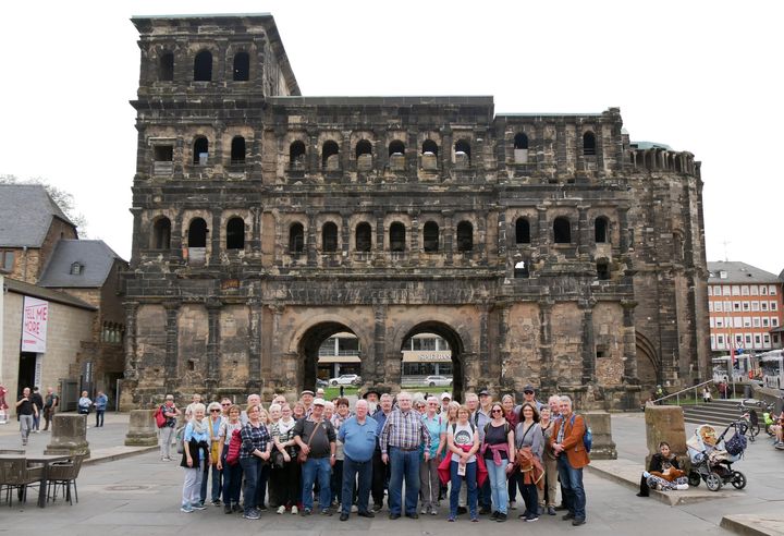 Die KAB-Reisegruppe vor der Porta Nigra in Trier.