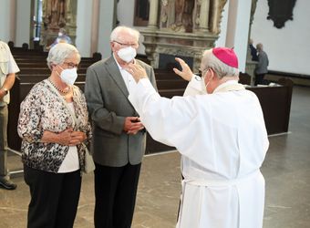 Bischof em. Dr. Friedhelm Hofmann feierte am Mittwochvormittag, 23. Juni, im Kiliansdom einen Pontifikalgottesdienst für Ehejubilare, die in den Jahren 2020 und 2021 auf 50, 60 oder 65 gemeinsame Jahre zurückblicken.