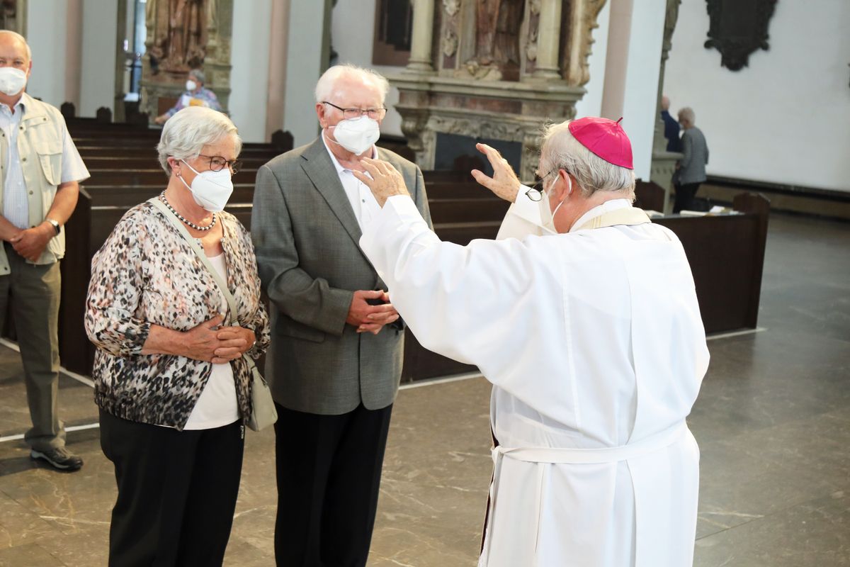 Bischof em. Dr. Friedhelm Hofmann feierte am Mittwochvormittag, 23. Juni, im Kiliansdom einen Pontifikalgottesdienst für Ehejubilare, die in den Jahren 2020 und 2021 auf 50, 60 oder 65 gemeinsame Jahre zurückblicken. Bischof em. Dr. Friedhelm Hofmann feierte am Mittwochvormittag, 23. Juni, im Kiliansdom einen Pontifikalgottesdienst für Ehejubilare, die in den Jahren 2020 und 2021 auf 50, 60 oder 65 gemeinsame Jahre zurückblicken.