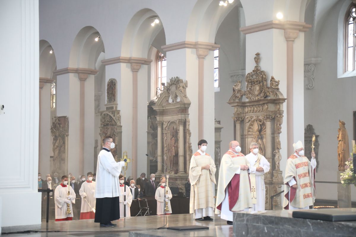 2621/0609 Ehejubilare Weihbischof Boom_27464 Weihbischof Boom und weiteren Priester und Diakone weihen Ehejubilare, die ihr goldenes, diamantenes oder eisernes Ehejubiläum feiern.