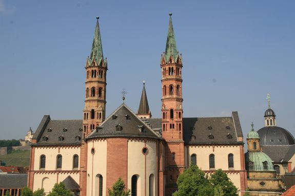 In der Weihnachtszeit werden zahlreiche Gottesdienste aus dem Bistum im Fernsehen ausgestrahlt. Unter anderem sendet das ZDF am 25. Dezember den Weihnachtsgottesdienst mit Bischof Dr. Franz Jung aus dem Kiliansdom. In der Weihnachtszeit werden zahlreiche Gottesdienste aus dem Bistum im Fernsehen ausgestrahlt. Unter anderem sendet das ZDF am 25. Dezember den Weihnachtsgottesdienst mit Bischof Dr. Franz Jung aus dem Kiliansdom.