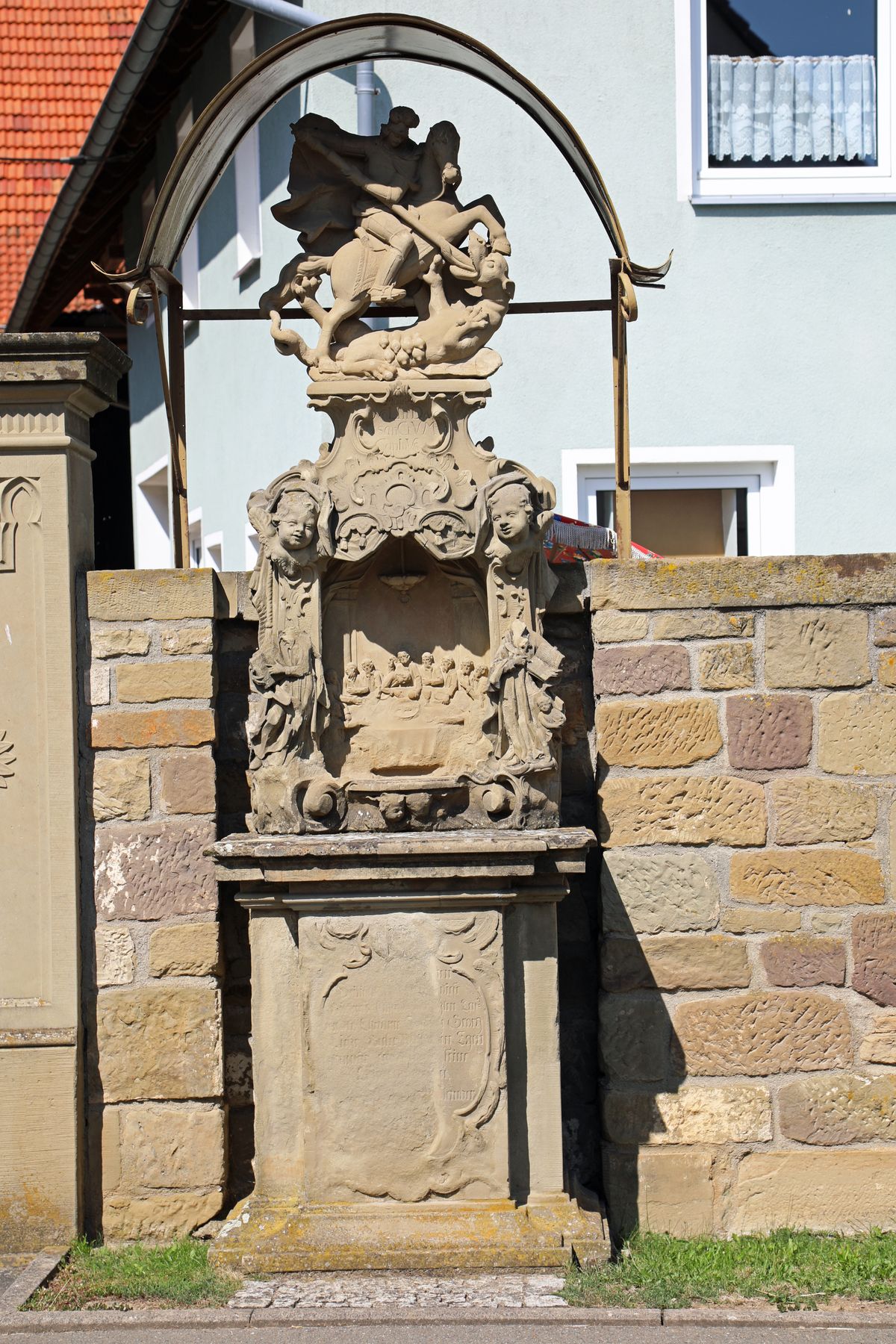 Auf dem Weg durch Egenhausen kommt man automatisch an den Prozessionsaltären vorbei.