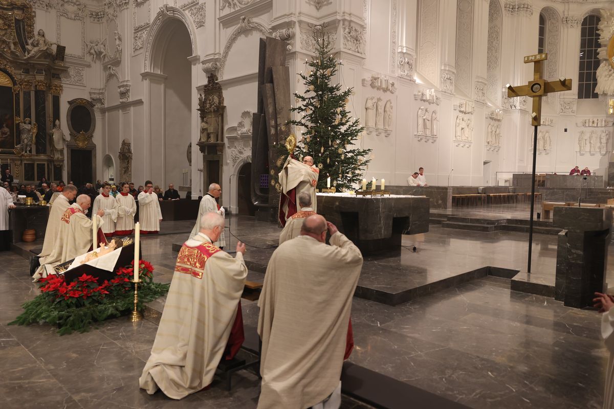 Mit einer Prozession vom Neumünster zum Kiliansdom und einer Pontifikalmesse hat Bischof Dr. Franz Jung am Dienstag, 31. Dezember, in Würzburg für das Bistum das Heilige Jahr eröffnet. Es steht unter dem Motto "Pilger der Hoffnung". 
