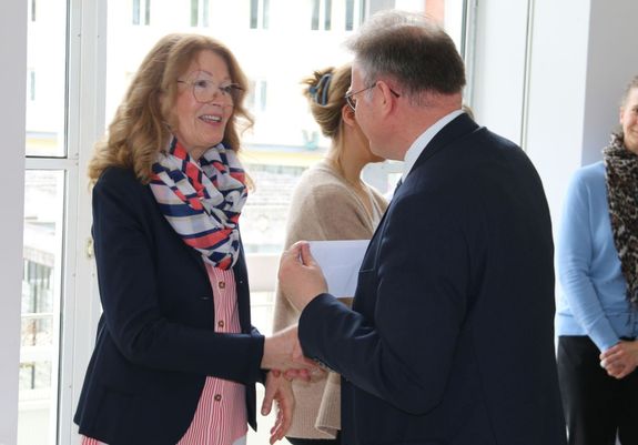 Brigitta Gerhart wurde von Akademiedirektor Dr. Rainer Dvorak in den Ruhestand verabschiedet. Brigitta Gerhart wurde von Akademiedirektor Dr. Rainer Dvorak in den Ruhestand verabschiedet.