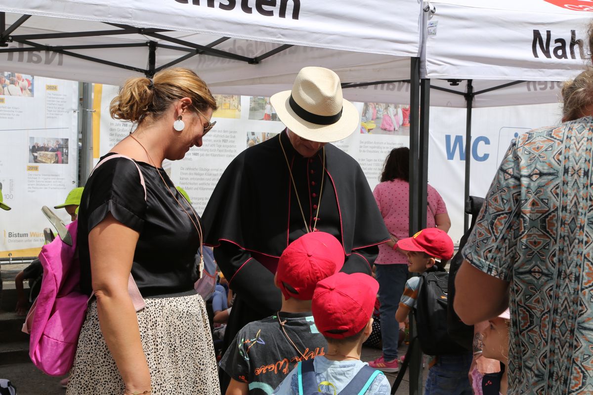 Rund 900 Kindergartenkinder haben am Freitag, 11. Juli, einen Gottesdienst mit Bischof Dr. Franz Jung in der Kirche Sankt Burkard gefeiert. Im Anschluss zogen sie über die Alte Mainbrücke in den Kiliansdom. 