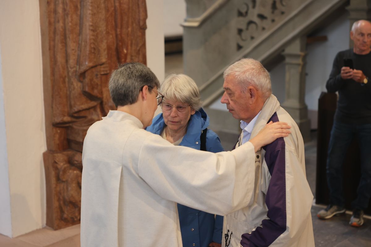 Seelsorgerinnen und Seelsorger spendeten nach dem Gottesdienst den Jubelpaaren individuell den Segen. 