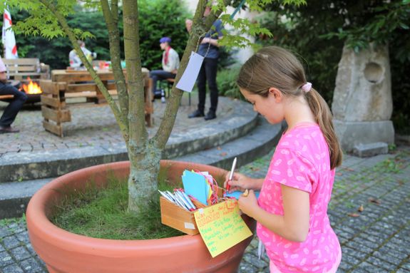 Bei dem Jugendgottesdienst der Regionalstelle Würzburg konnten die eigenen Fürbitten an einen Fürbittenbaum gehängt werden.