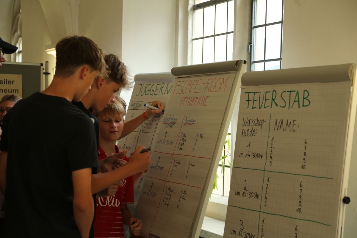 Am Tag der Jugend hat Weihbischof Paul Reder im Anschluss an ein buntes Workshop-Programm einen Kiliani-Gottesdienst mit den Jugendlichen im Kilianeum in Würzburg gefeiert.