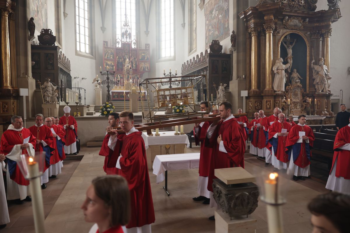 Mit einer Reliquienprozession von Sankt Burkard über die Alte Mainbrücke und einem Pontifikalgottesdienst im Kiliansdom ist am Sonntag, 6. Juli, die Kiliani-Wallfahrtswoche 2025 eröffnet worden.