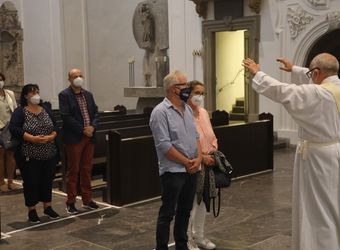 Bischof Dr. Franz Jung feierte am Mittwochabend, 23. Juni, einen Gottesdienst für Ehepaare, die 2021 oder 2021 auf 25 gemeinsame Jahre zurückblicken. Im Anschluss konnten sich die Paare segnen lassen.