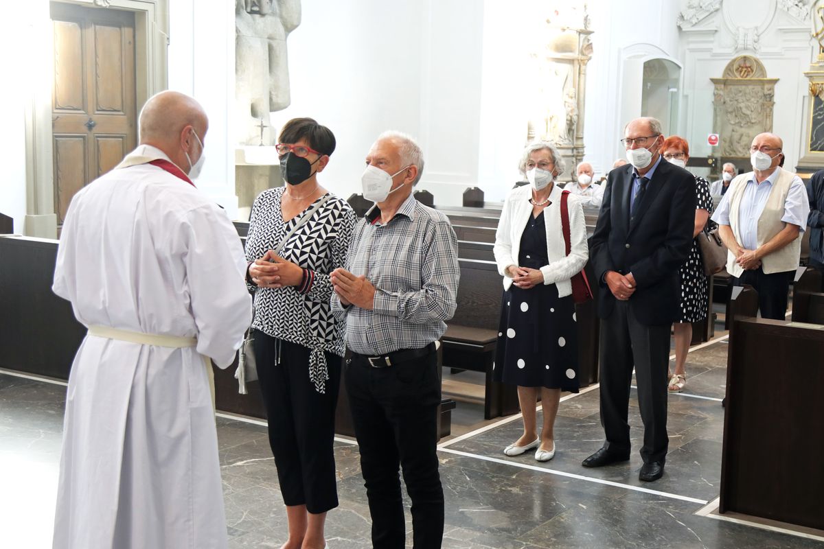 2721/0648 Gottesdienst für Ehejubilare mit Bischof Dr. Franz Jung am Freitagnachmittag, 2. Juli 2021_28528 Bischof Dr. Franz Jung feierte am Freitagnachmittag, 2. Juli 2021, einen Dankgottesdienst im Kiliansdom mit Ehepaaren, die goldenes, diamantenes oder eisernes Ehejubiläum feiern.