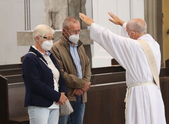 Im Anschluss an den Ehejubilarsgottesdienst mit Weihbischof Ulrich Boom am Freitagvormittag, 2. Juli, konnten sich die Paare von ihm und weiteren Priestern und Diakonen segnen lassen.