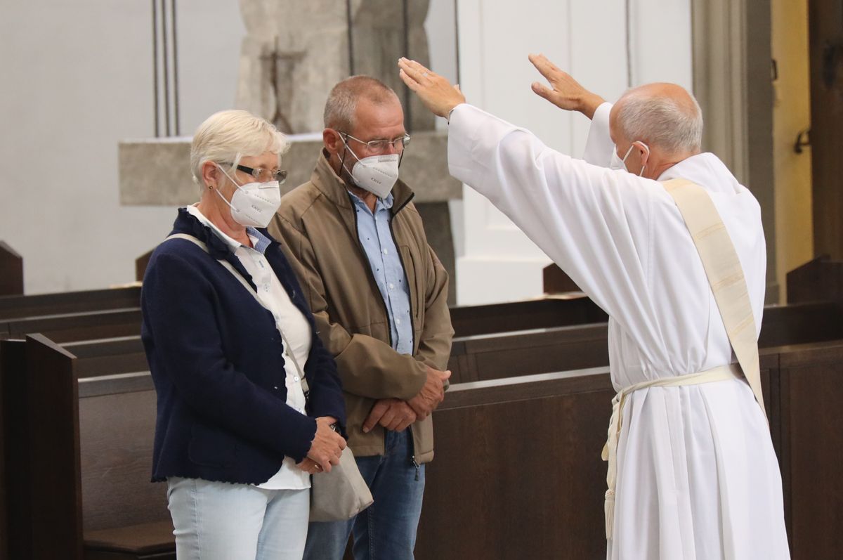 2721/0646 Ehejubilare Freitag, 2- Juli vormittags WB Boom_28462 Im Anschluss an den Ehejubilarsgottesdienst mit Weihbischof Ulrich Boom am Freitagvormittag, 2. Juli, konnten sich die Paare von ihm und weiteren Priestern und Diakonen segnen lassen.