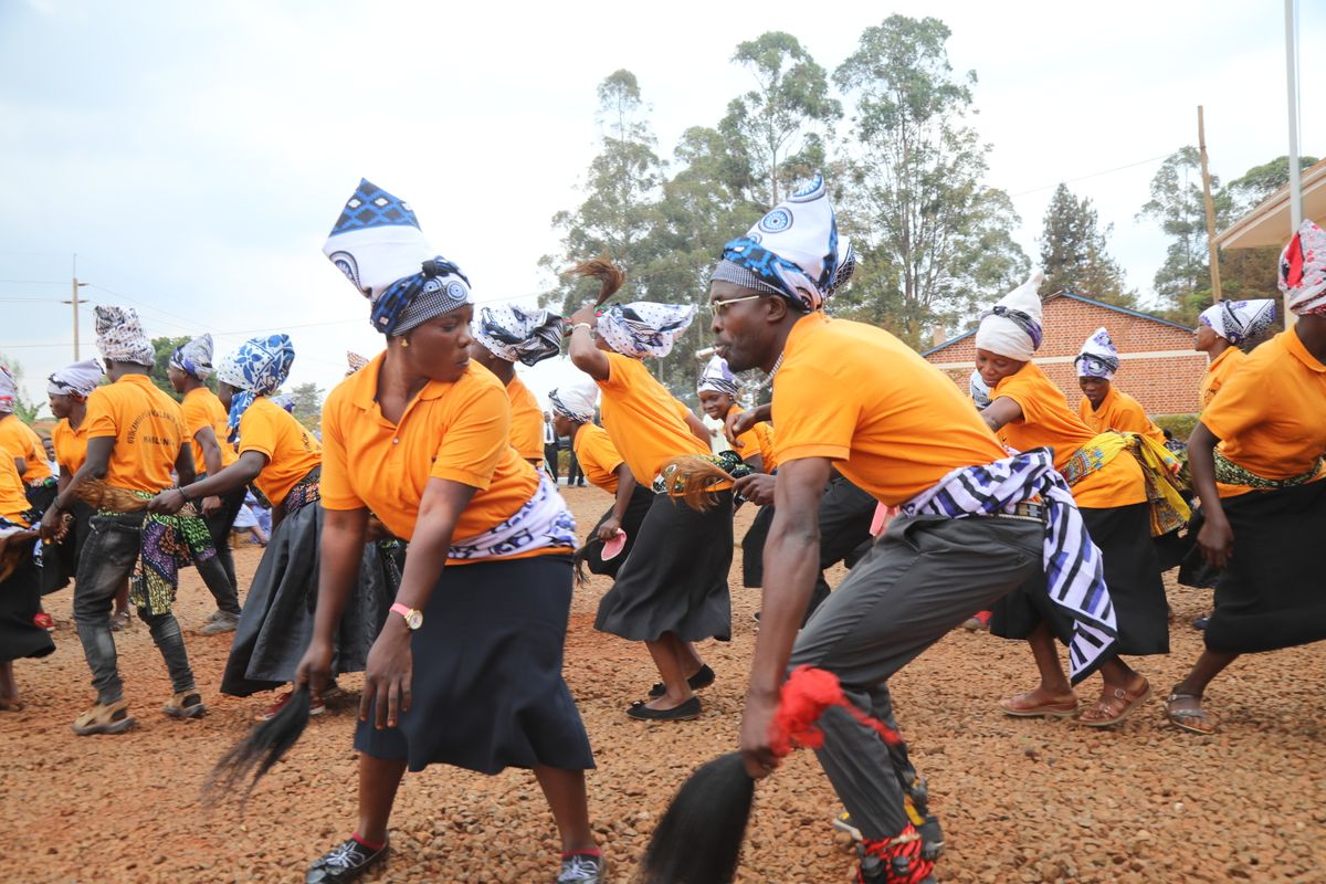 Eine Tanzgruppe tanzte bei der Einweihung von Radio Hekima durch Bischof Dr. Franz Jung.