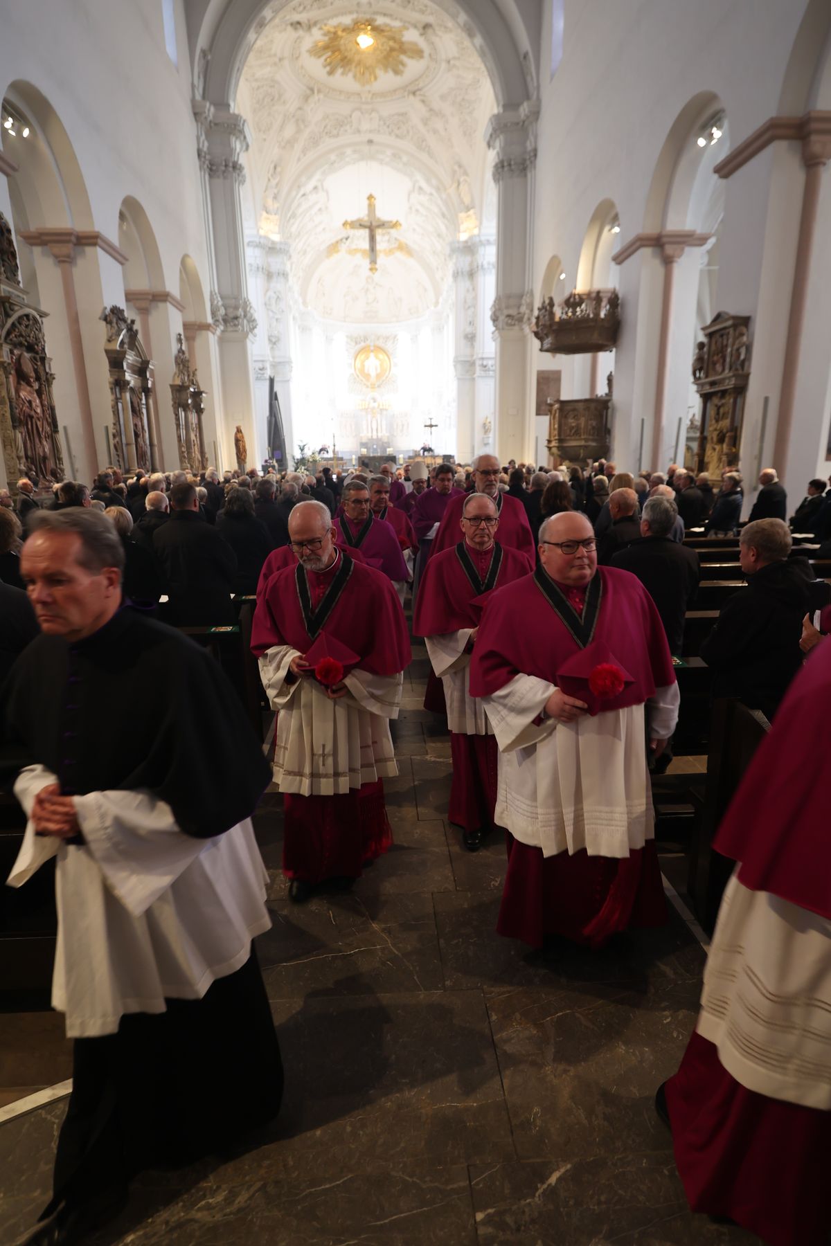 Bischof Dr. Franz Jung feierte am Samstag, 12. Oktober, im Würzburger KIliansdom ein Pontifikalrequiem für Weihbischof em. Helmut Bauer. Die anschließende Beisetzung leitete Dompropst Weihbischof Paul Reder.