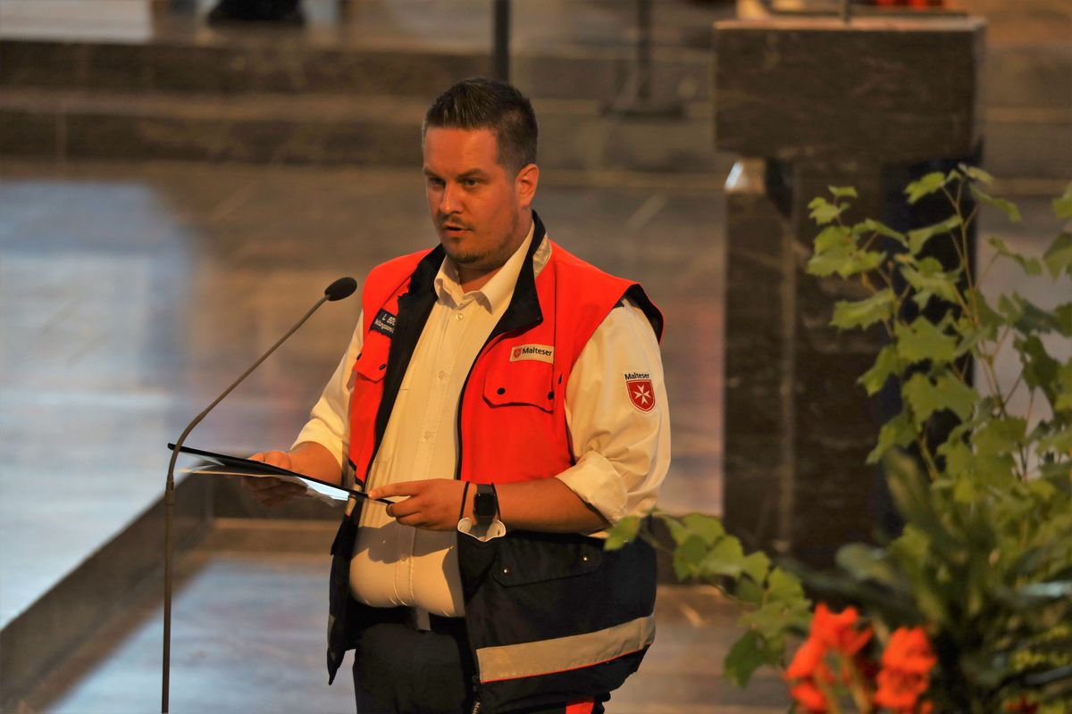 2821/0668 Blaulichtgottesdienst_28782 Weihbischof Ulrich Boom stand am Mittwochabend, 7. Juli, der Kiliani-Wort-Gottes-Feier für Polizei, Feuerwehr, Technisches Hilfswerk, Rettungsdienste und Notfallseelsorge im Kiliansdom vor.