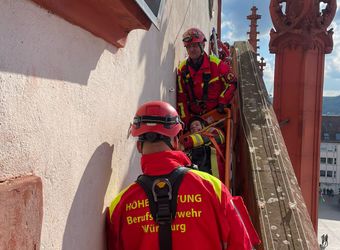 4225/1057 Höhenrettung Würzburg 2025_62948