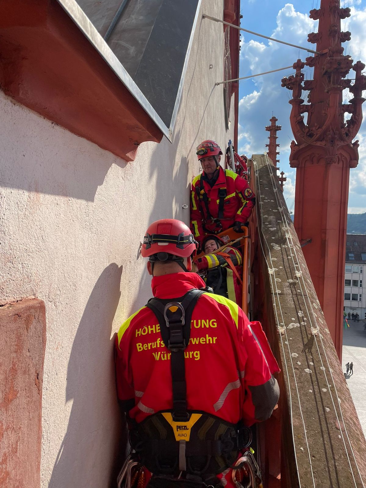 4225/1057 Höhenrettung Würzburg 2025_62948