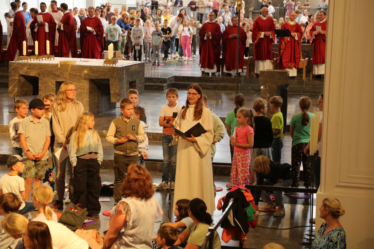 Über 1400 Kinder und ihre Begleiter sind am Montagvormittag, 7. Juli 2025, zum Gottesdienst für Erstkommunionkinder mit Bischof Dr. Franz Jung in den Würzburger Kiliansdom gekommen. 