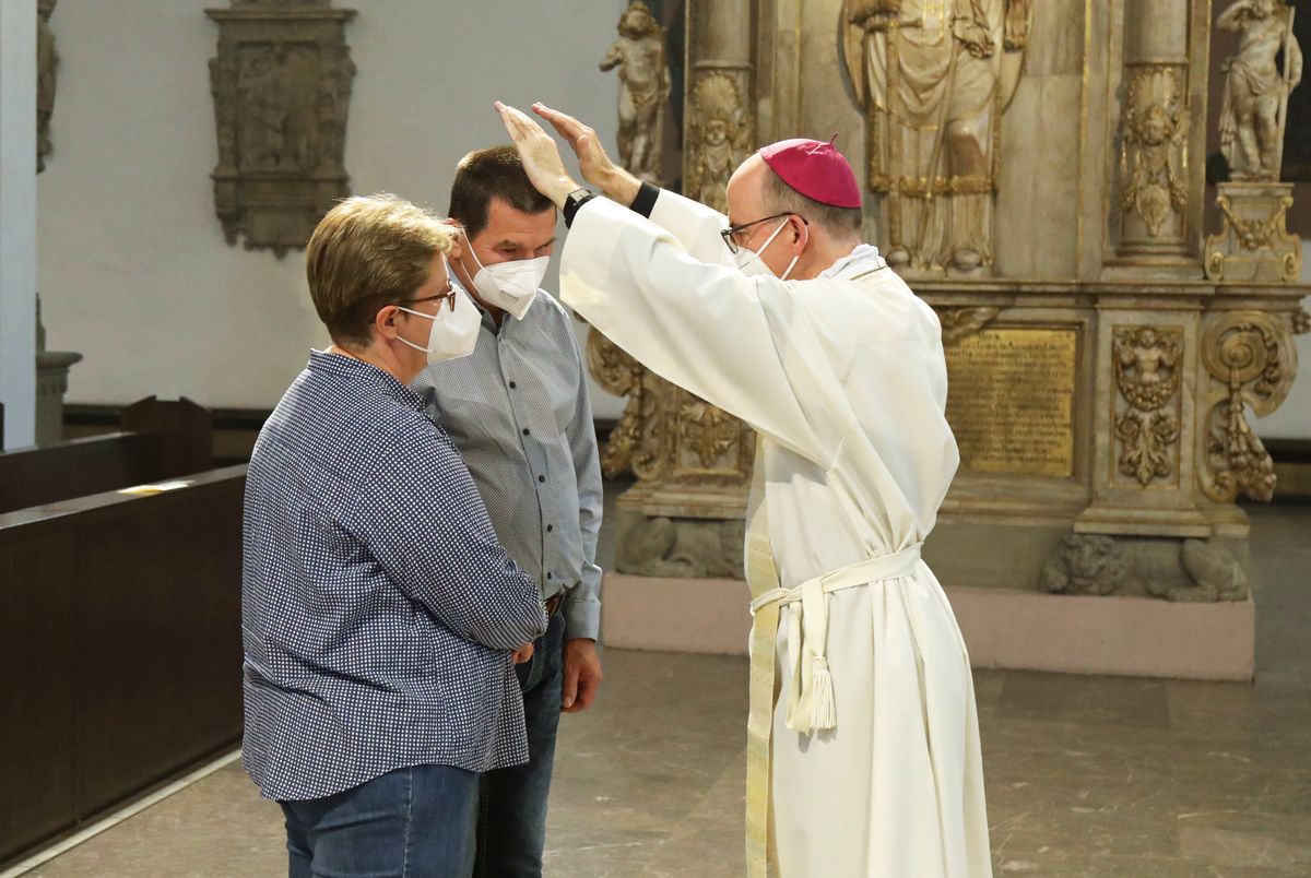 2721/0649 Dankgottesdienst für Ehejubilare mit Bischof Jung am Freitagabend, 2. Juli_28580 Mit rund 120 Ehepaaren aus der ganzen Diözese, die 2020 oder 2021 ihr silbernes Ehejubiläum feiern, hat Bischof Dr. Franz Jung am Freitagabend, 2. Juli, einen Gottesdienst im Würzburger Kiliansdom gefeiert.