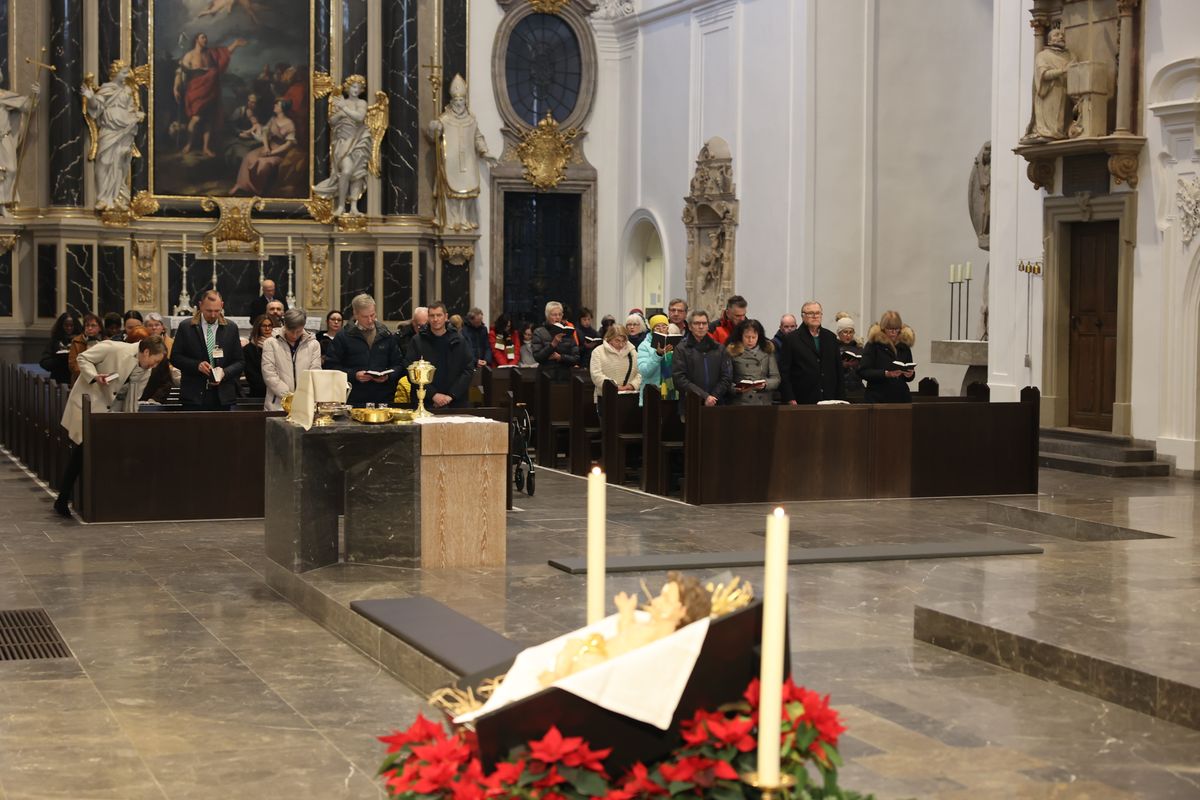 Mit einer Prozession vom Neumünster zum Kiliansdom und einer Pontifikalmesse hat Bischof Dr. Franz Jung am Dienstag, 31. Dezember, in Würzburg für das Bistum das Heilige Jahr eröffnet. Es steht unter dem Motto "Pilger der Hoffnung". 