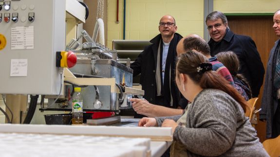 Bischof Dr. Franz Jung (links) besichtigte die Kerzenwerkstatt des Klosters Maria Bildhausen. Bischof Dr. Franz Jung (links) besichtigte die Kerzenwerkstatt des Klosters Maria Bildhausen.