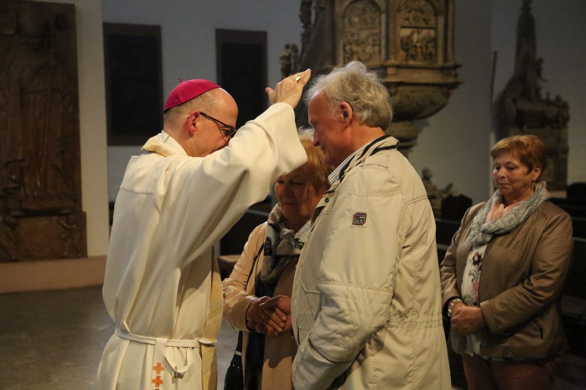 Bischof Dr. Franz Jung hat am Donnerstagnachmittag, 4. Juli, mit etwa 320 Paaren im Kiliansdom ihr goldenes oder diamantenes Ehejubiläum gefeiert.