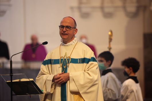 Bischof Dr. Franz Jung hat die Menschheit, insbesondere die Ukraine und Russland, bei einem Pontifikalgottesdienst am Freitagabend, 25. März, dem Unbefleckten Herzen Mariens geweiht. Bischof Dr. Franz Jung hat die Menschheit, insbesondere die Ukraine und Russland, bei einem Pontifikalgottesdienst am Freitagabend, 25. März, dem Unbefleckten Herzen Mariens geweiht.