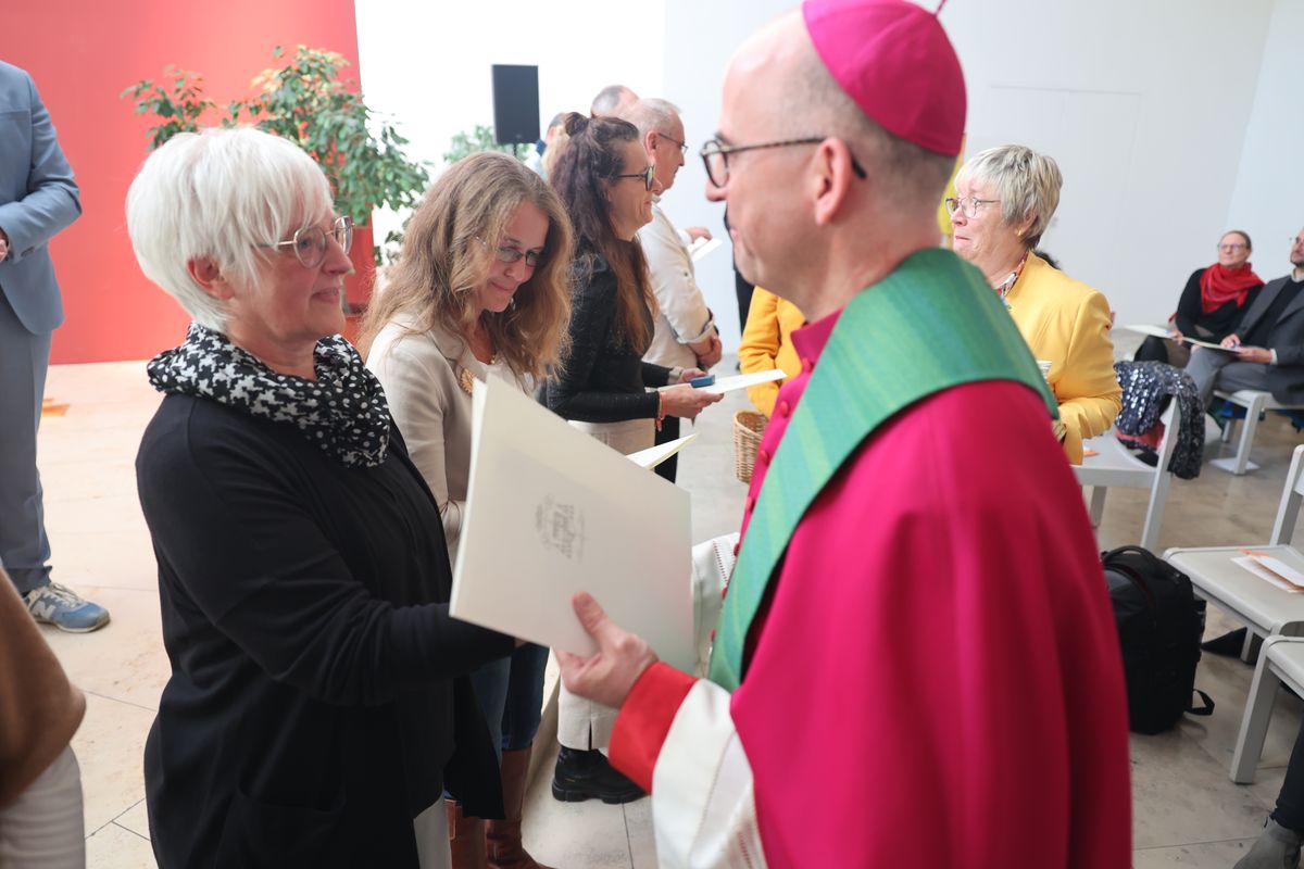 Bei einem Gottesdienst in der Jugendkirche Würzburg hat Bischof Dr. Franz Jung am Freitag, 25. Oktober, insgesamt 47 Personen für die Schulpastoral beauftragt.