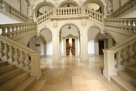 Wer ins Mutterhaus eintritt, findet sich direkt im beeindruckenden Treppenhaus wieder. Den Stuck hat Antonio Bossi gestaltet. 