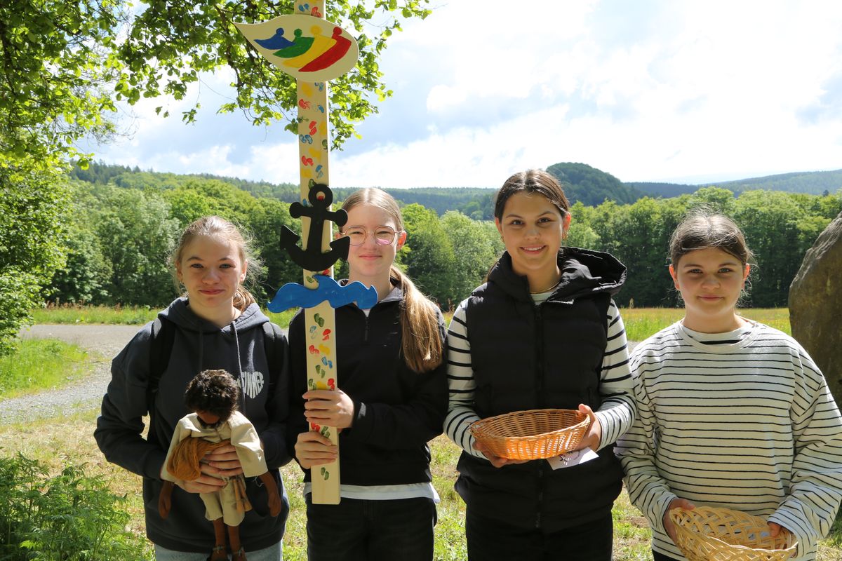 Fast 400 Gläubige haben an der Ökumenischen Kreuzbergwallfahrt mit Bischof Jung und Regionalbischöfin Bornowski teilgenommen.  Fast 400 Gläubige haben an der Ökumenischen Kreuzbergwallfahrt mit Bischof Jung und Regionalbischöfin Bornowski teilgenommen.