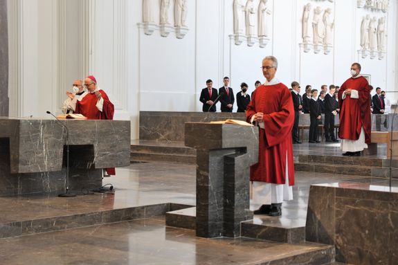 Bischof Dr. Franz Jung hat am Karfreitag, 15. April, die Liturgie vom Leiden und Sterben Jesu im Kiliansdom gefeiert. Bischof Dr. Franz Jung hat am Karfreitag, 15. April, die Liturgie vom Leiden und Sterben Jesu im Kiliansdom gefeiert.