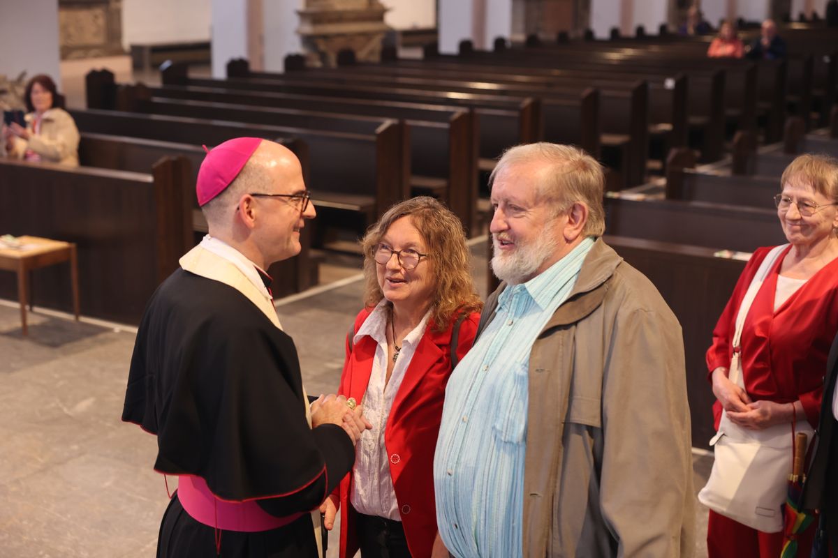 Seelsorgerinnen und Seelsorger spendeten nach dem Gottesdienst den Jubelpaaren individuell den Segen. 