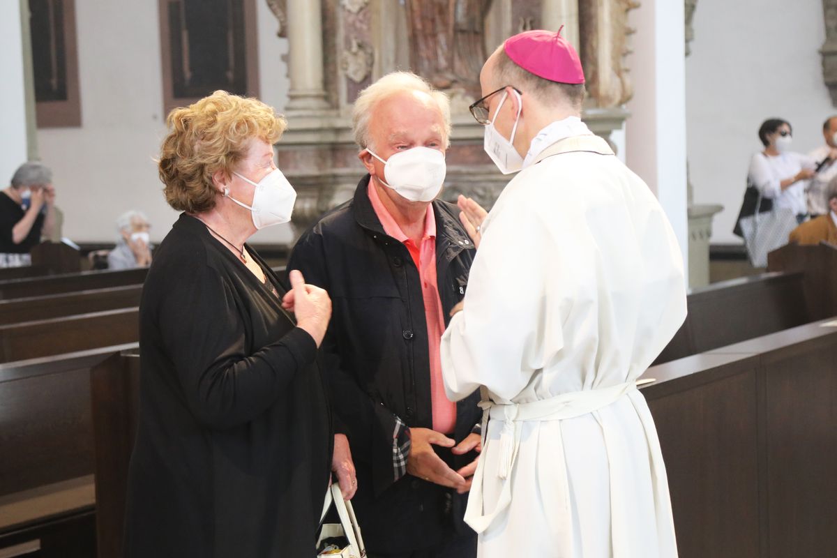 2721/0648 Gottesdienst für Ehejubilare mit Bischof Dr. Franz Jung am Freitagnachmittag, 2. Juli 2021_28507 Bischof Dr. Franz Jung feierte am Freitagnachmittag, 2. Juli 2021, einen Dankgottesdienst im Kiliansdom mit Ehepaaren, die goldenes, diamantenes oder eisernes Ehejubiläum feiern.