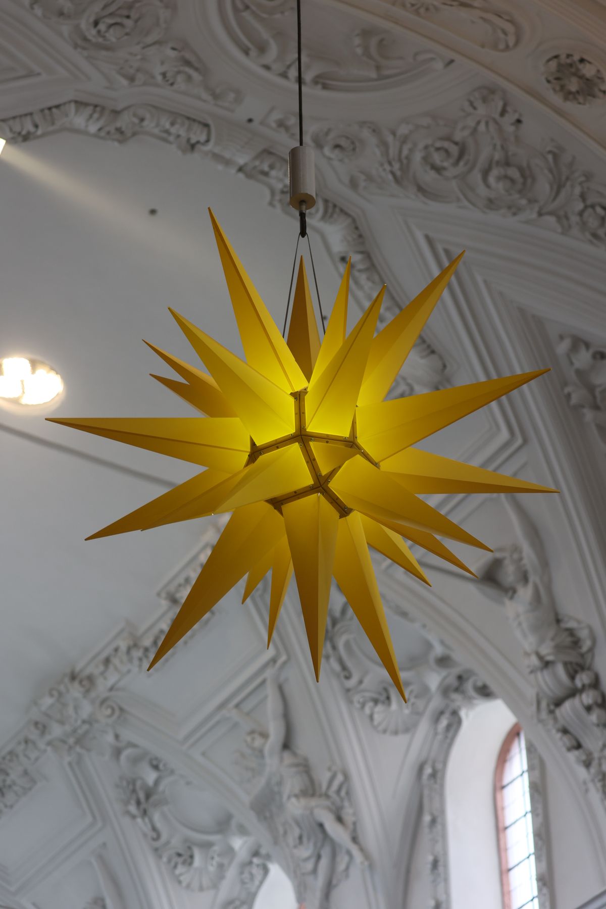 Mit mehr als 400 Ehepaaren, die seit 50, 60, 65 oder 70 Jahren verheiratet sind, hat Weihbischof em. Ulrich Boom am Donnerstagvormittag, 4. Juli, im Würzburger Kiliansdom einen Pontifikalgottesdienst gefeiert.