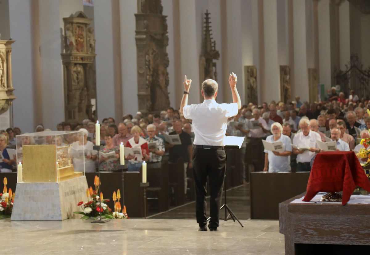 Christian Stegmann, Fachbereichsleiter für das Chorwesen in der Diözese Würzburg, leitete den großen Chor, derMitglieder aus mehr als 20 Chören aus dem ganzen Bistum vereinte.