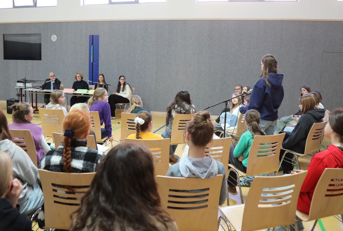 1525/0353 Bischof Jung besucht Sankt-Ursula-Schule_57013