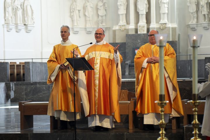 Bischof Dr. Franz Jung (Mitte) feierte einen Dankgottesdienst für den neugewählten Papst Leo XIV. Rechts Dompfarrer Domkapitular Stefan Gessner, links Ordinariatsrat Diakon Dr. Martin Faatz.